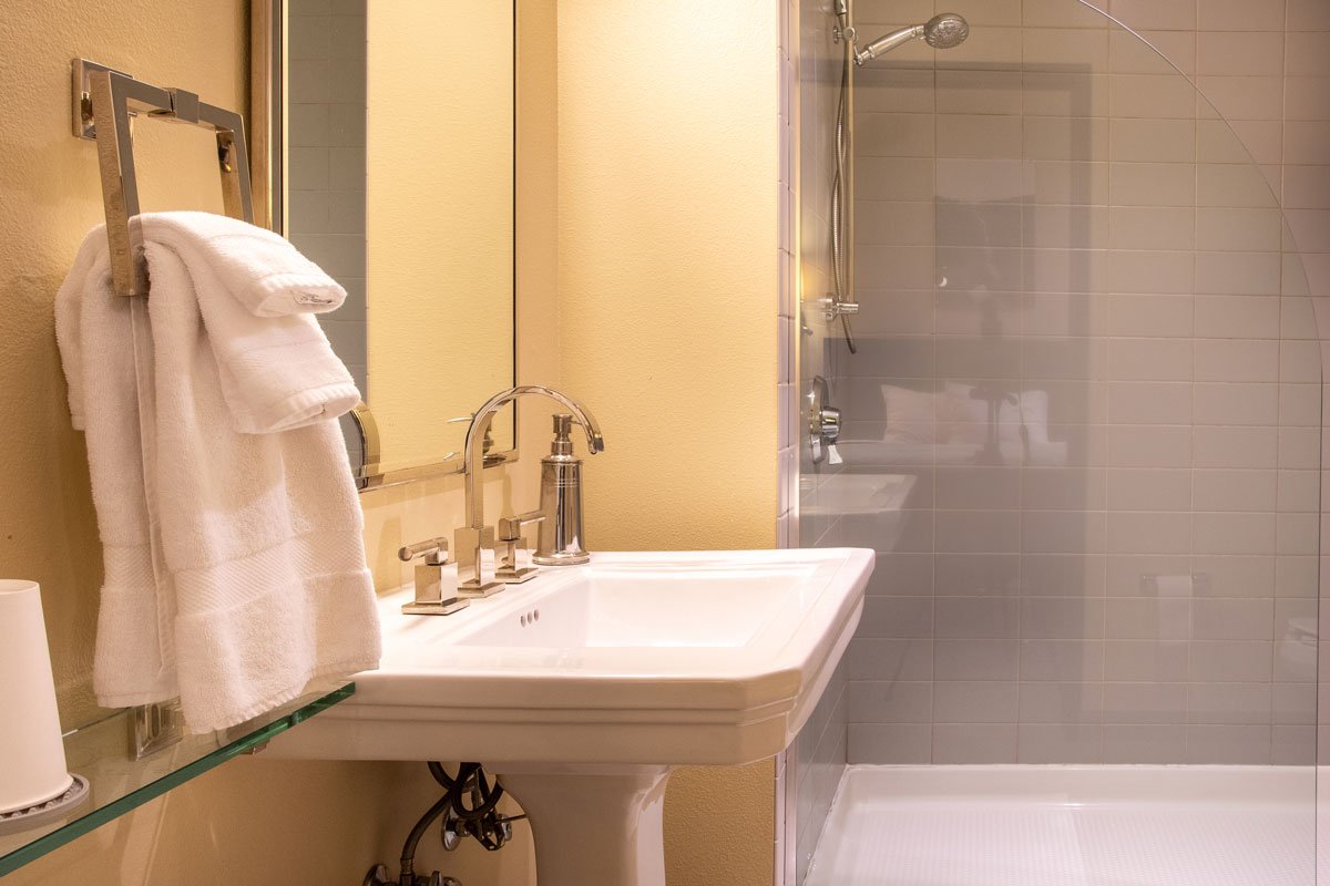 Private en-suite bathroom at the Tsaina Lodge