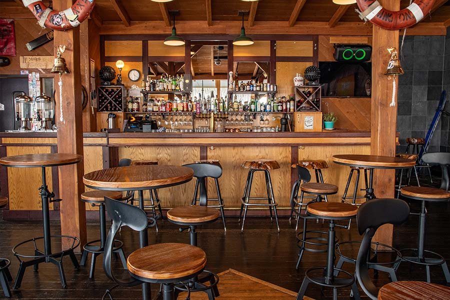 The quiet Tsaina Lodge bar before the crowd arrives
